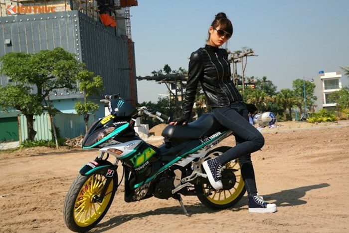Nữ biker Việt so dáng cá tính bên côn tay Yamaha X1R