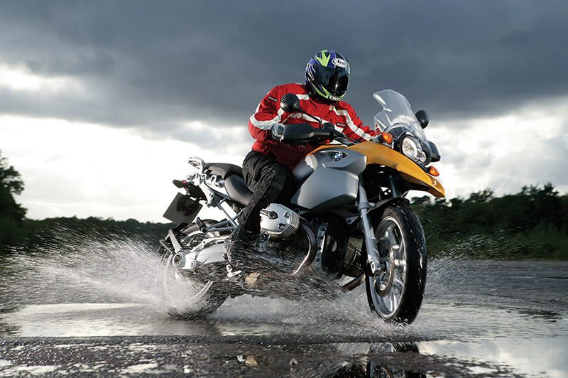 Cách bảo vệ xe máy qua mùa mưa an toàn