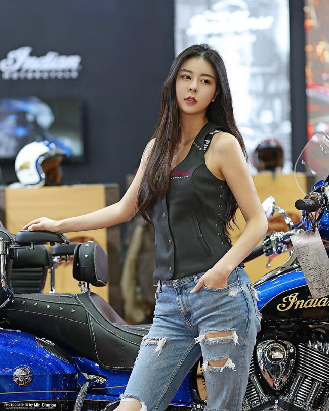 Ngắm dàn người đẹp xứ Hàn sexy bên moto 17