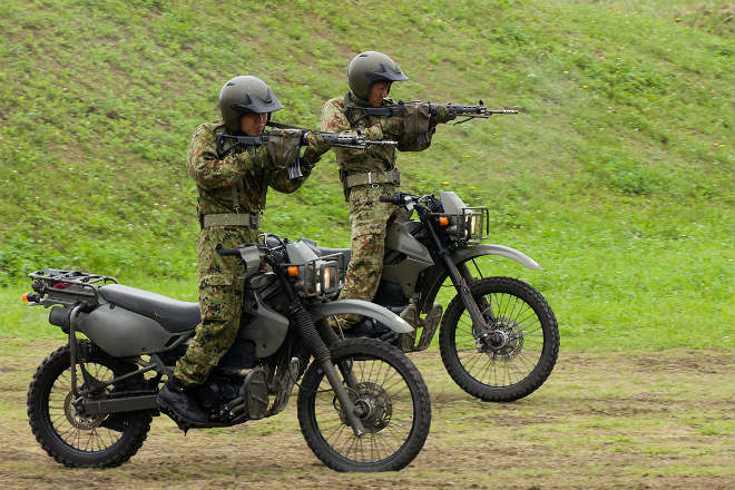 Vừa lái môtô vừa bắn súng: Chỉ có thể là các đặc nhiệm trinh sát Nhật Bản 215