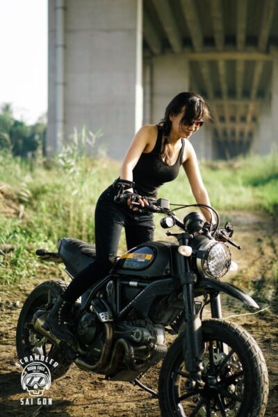 Bộ ảnh đẹp từ Nữ biker Sài Gòn cá tính bên Ducati Scrambler Full Throttle