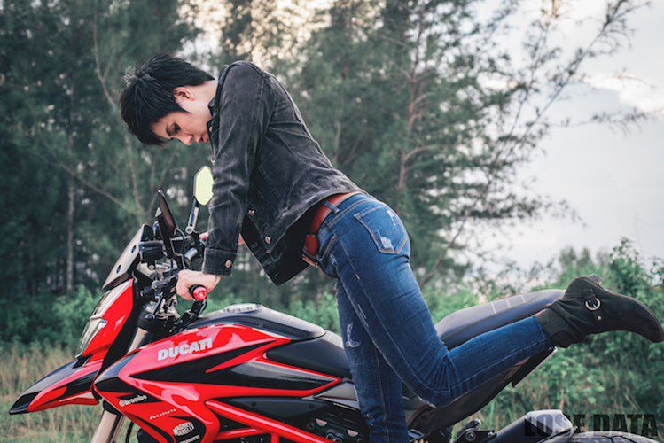 Chân dài Việt đọ dáng siêu ngầu bên môtô Ducati Hypermotard
