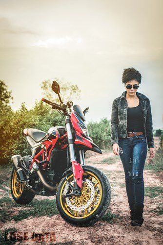 Chan dai Viet do dang "sieu ngau" ben moto Ducati Hypermotard-Hinh-6