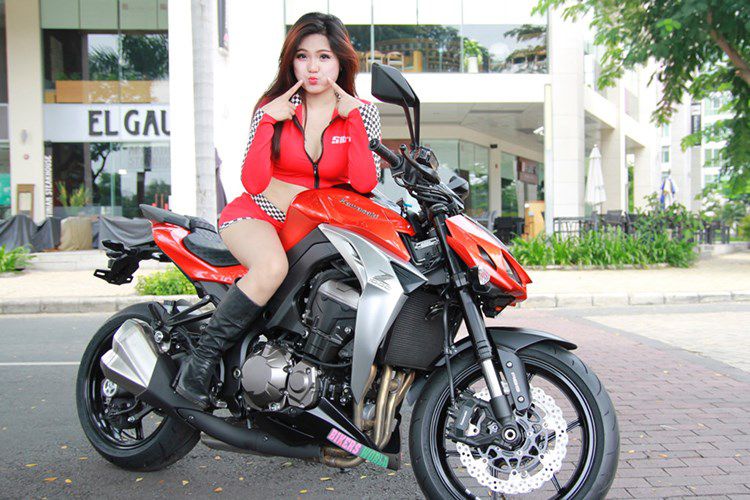 Chan dai Viet do ca tinh cung xe moto Kawaaki Z1000-Hinh-4