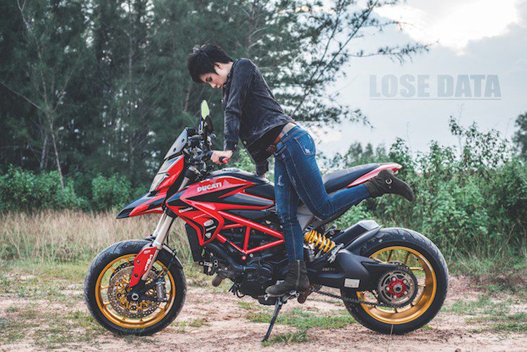 Chân dài Việt đọ dáng "siêu ngầu" bên môtô Ducati Hypermotard Chan dai Viet do dang "sieu ngau" ben moto Ducati Hypermotard