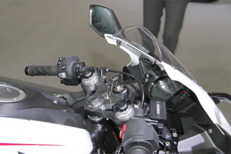 Cận cảnh chiếc Honda CBR250RR 2018 màu trắng giá 170 triệu đồng 7