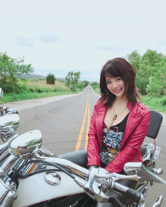 Ngắm người đẹp 9x Nhật Bản rạng ngời bên moto 1
