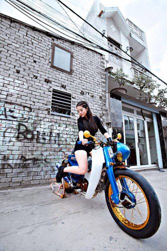 Hot girl Việt đọ dáng "siêu sexy" bên Honda Super Cub - Hình 3 Hot girl Viet do dang "sieu sexy" ben Honda Super Cub-Hinh-3