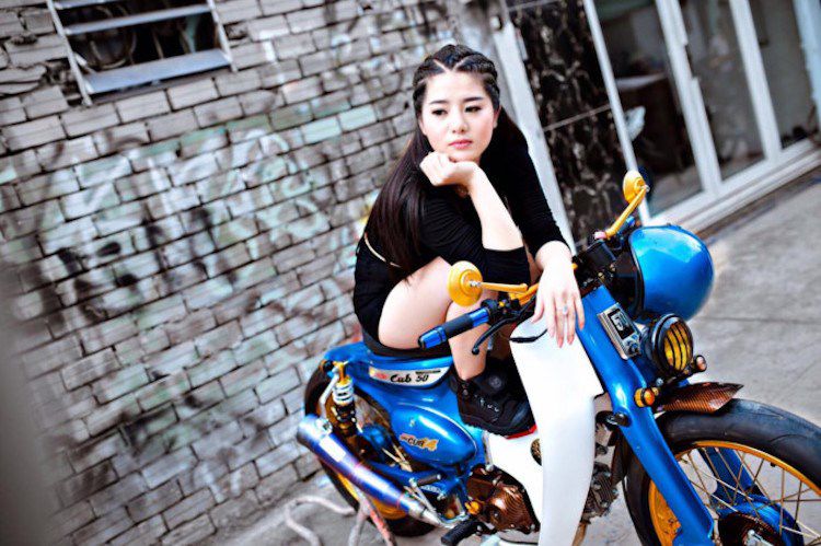 Hot girl Việt đọ dáng "siêu sexy" bên Honda Super Cub - Hình 2 Hot girl Viet do dang "sieu sexy" ben Honda Super Cub-Hinh-2