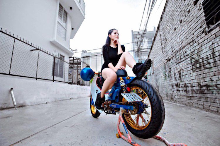 Hot girl Việt đọ dáng "siêu sexy" bên Honda Super Cub - Hình 6 Hot girl Viet do dang "sieu sexy" ben Honda Super Cub-Hinh-6