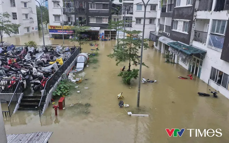 xe máy ngập trong lũ xe máy ngập trong lũ