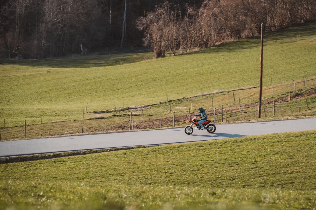 biker chạy xe trong trường đua biker chạy xe trong trường đua