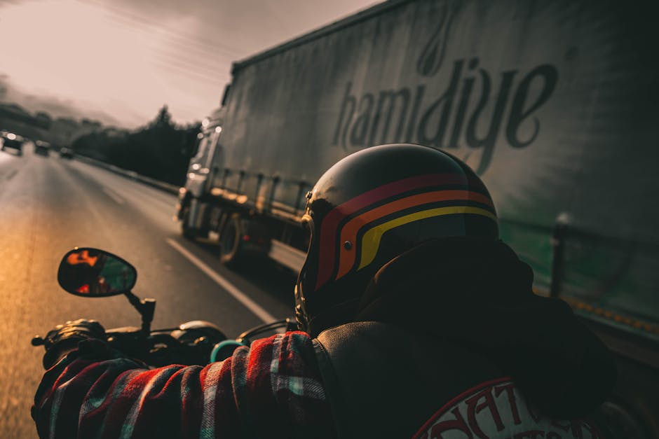 biker chuẩn bị vượt xe tải