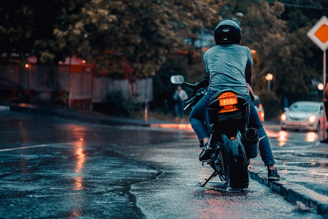 biker đi dưới mưa biker đi dưới mưa