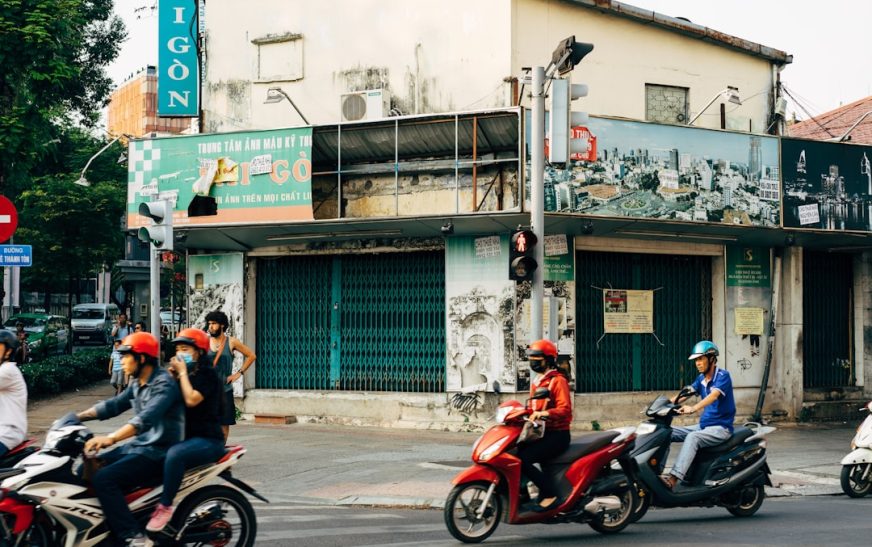 Biker đi đường núi mùa đông