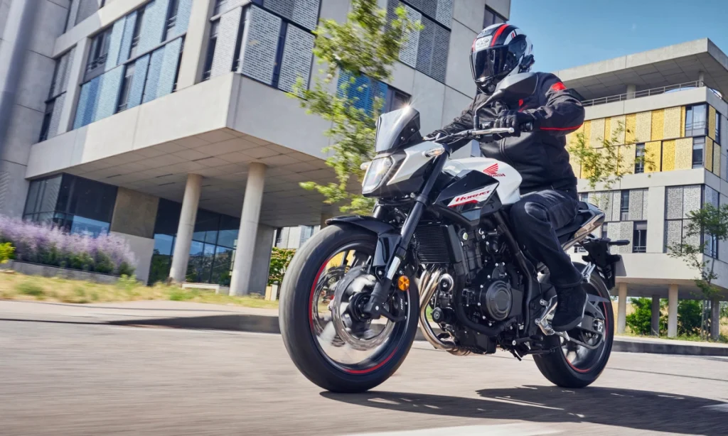 Biker lái Honda Hornet 500