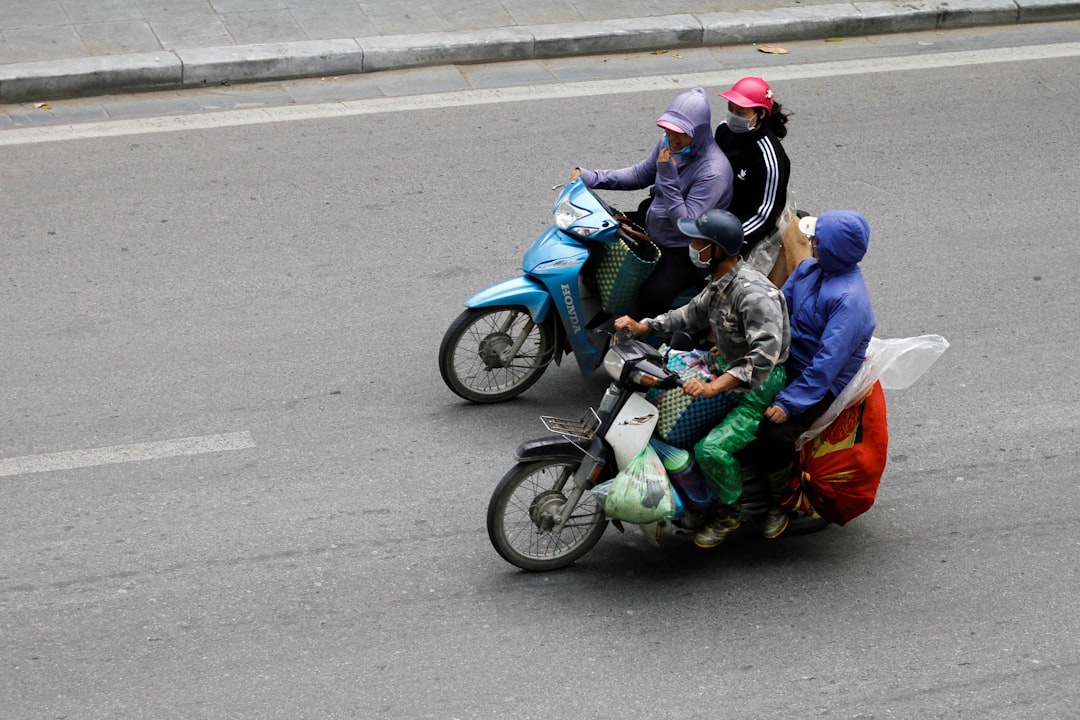 Biker tuân thủ luật giao thông