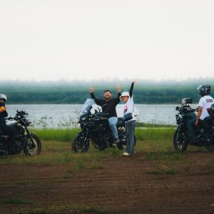 biker vẫy tay chào nhau