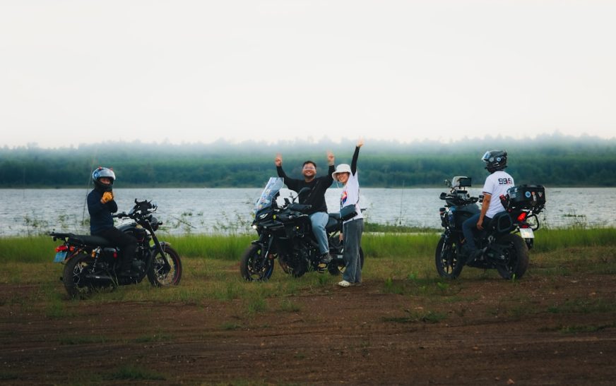 biker vẫy tay chào nhau