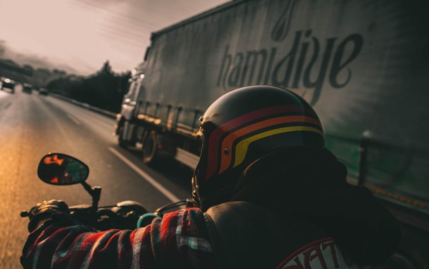 biker vượt xe tải