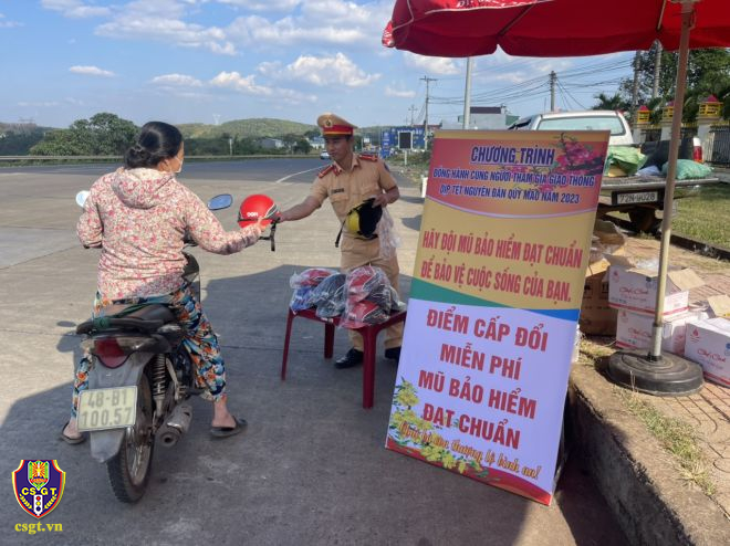 CSGT hỗ trợ người dân