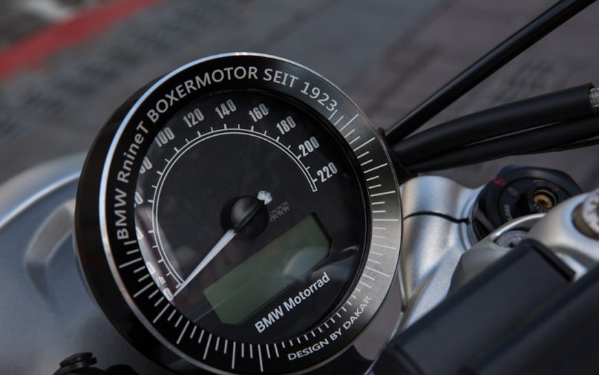 đo áp suất lốp xe moto