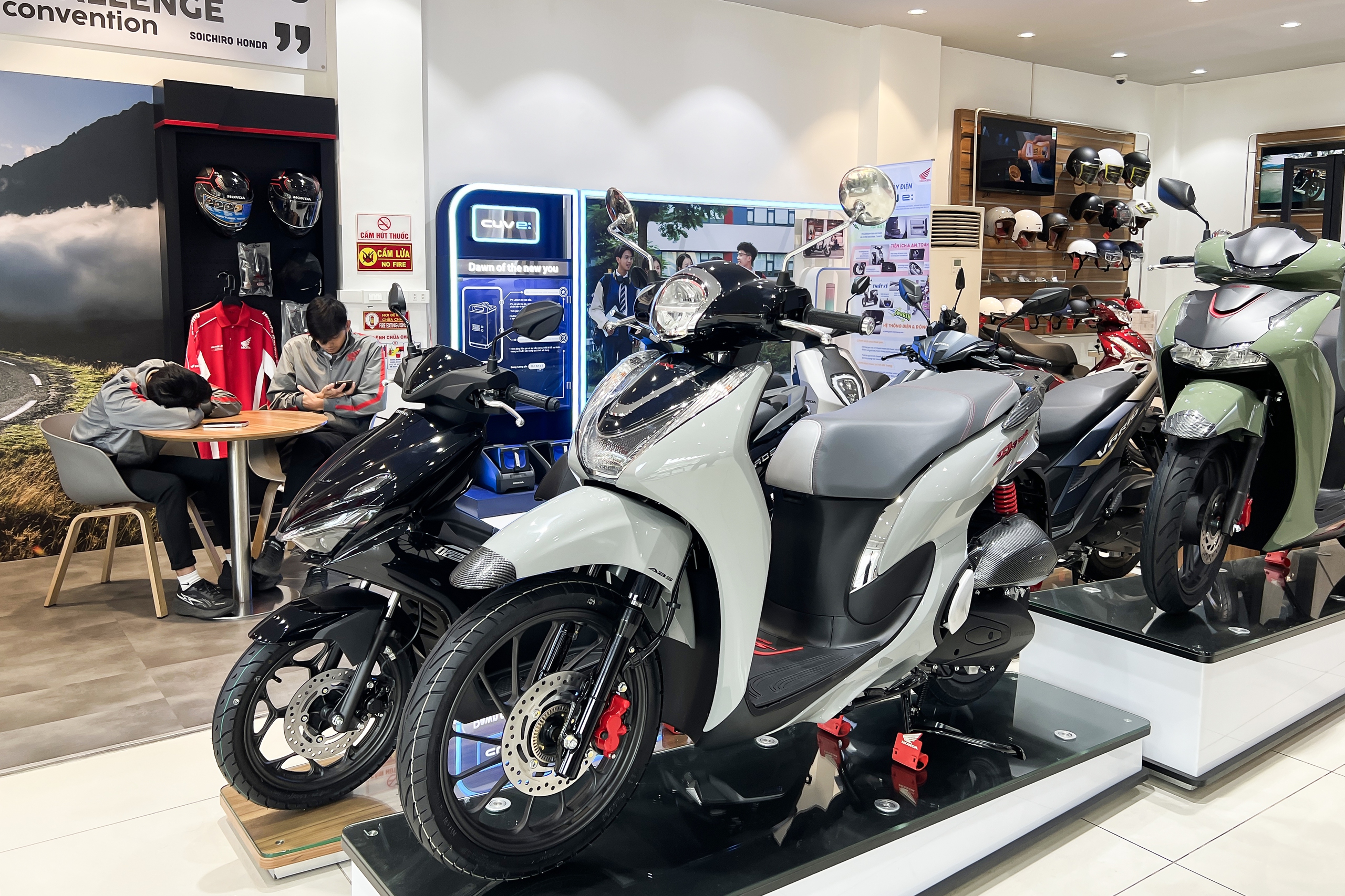 Khách hàng mua xe máy tại đại lý Khách hàng mua xe máy tại đại lý
