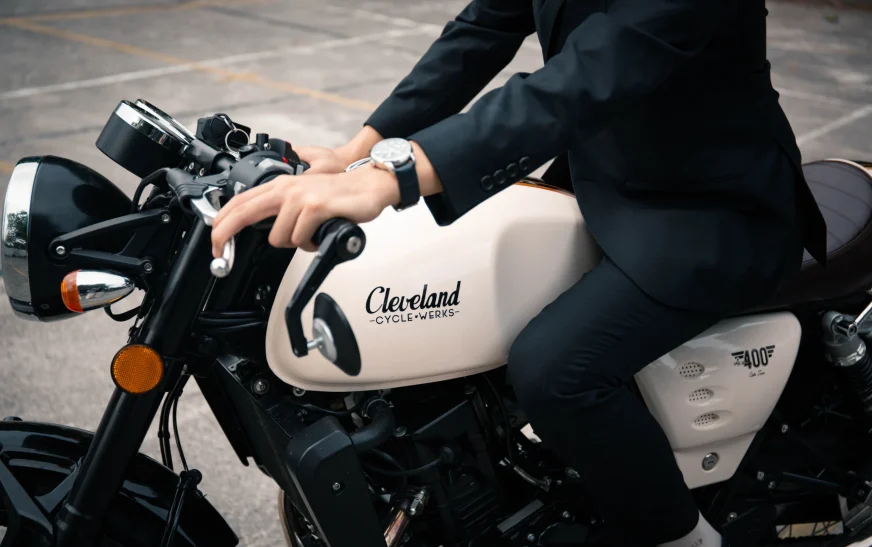Nắm Côn Đúng Cách: Chìa Khóa Vàng Cho Biker