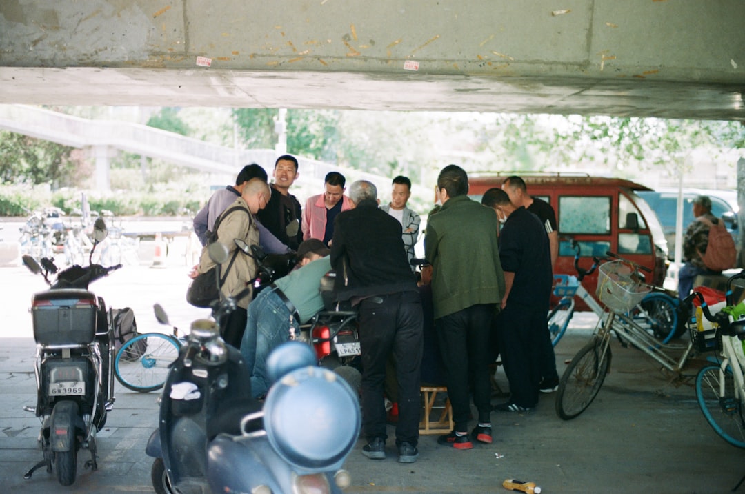 nhóm biker trò chuyện vui vẻ nhóm biker trò chuyện vui vẻ