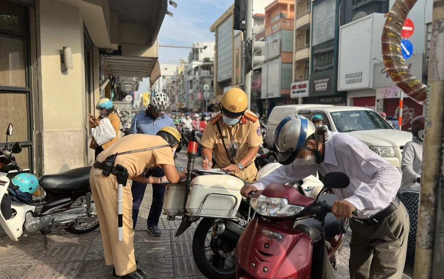 Phạt đỗ xe vỉa hè