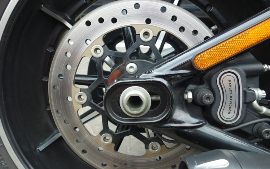 thay má phanh xe máy