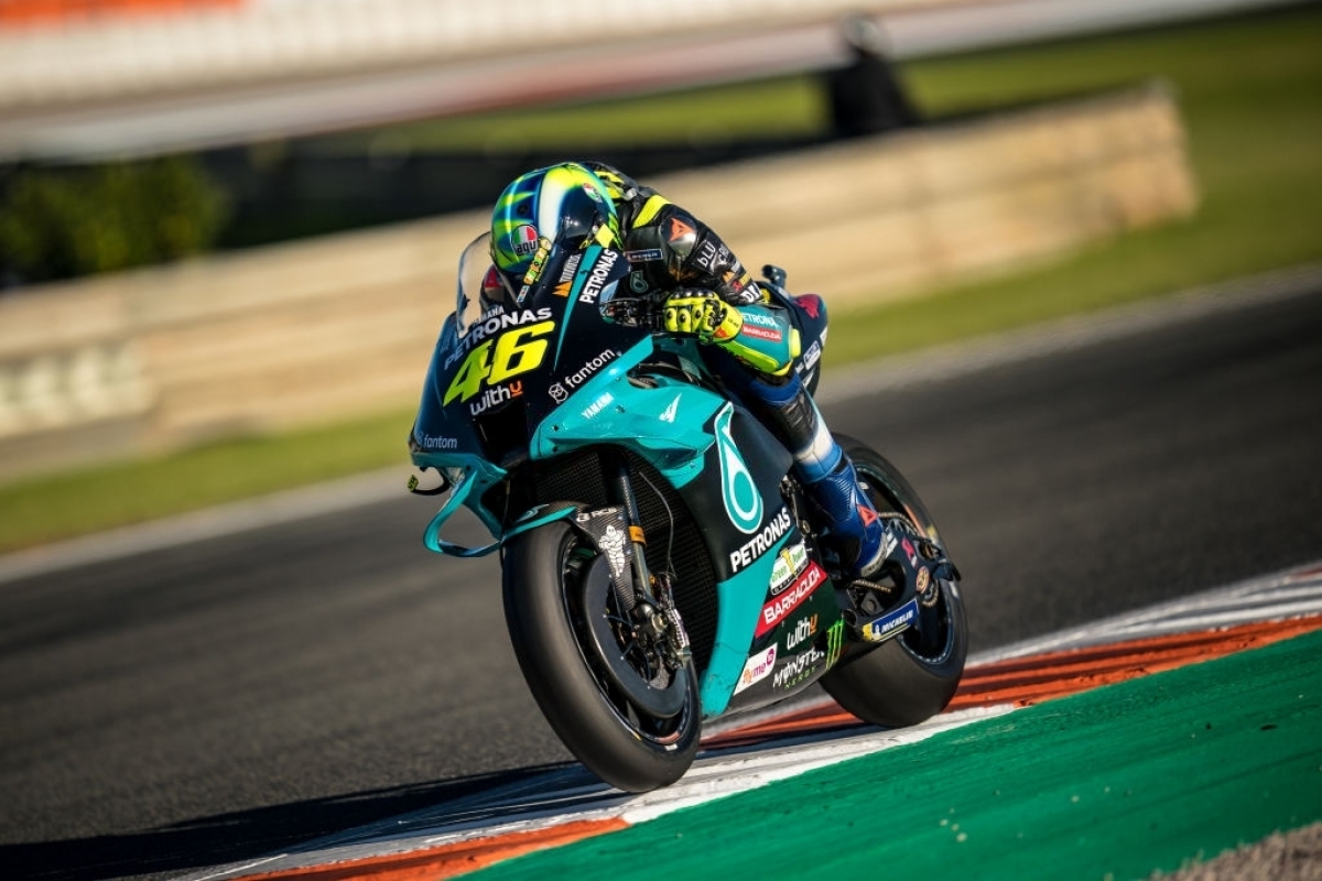 xe đua MotoGP trên đường đua