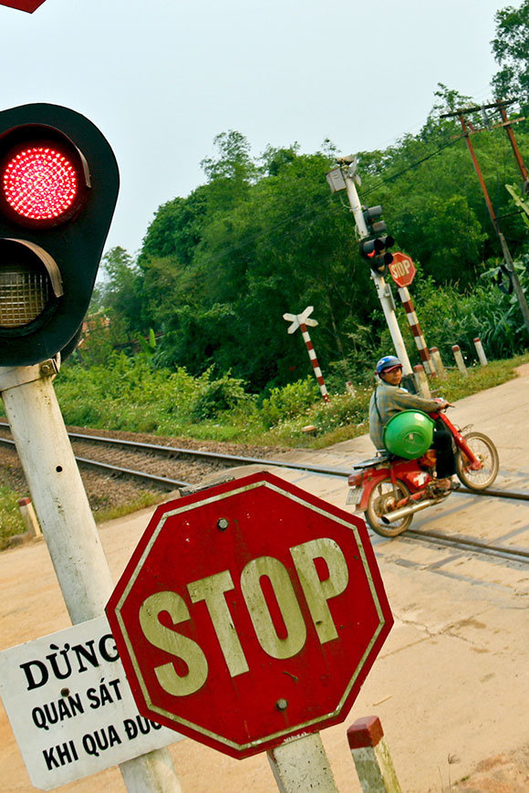 Biker quan sát biển báo