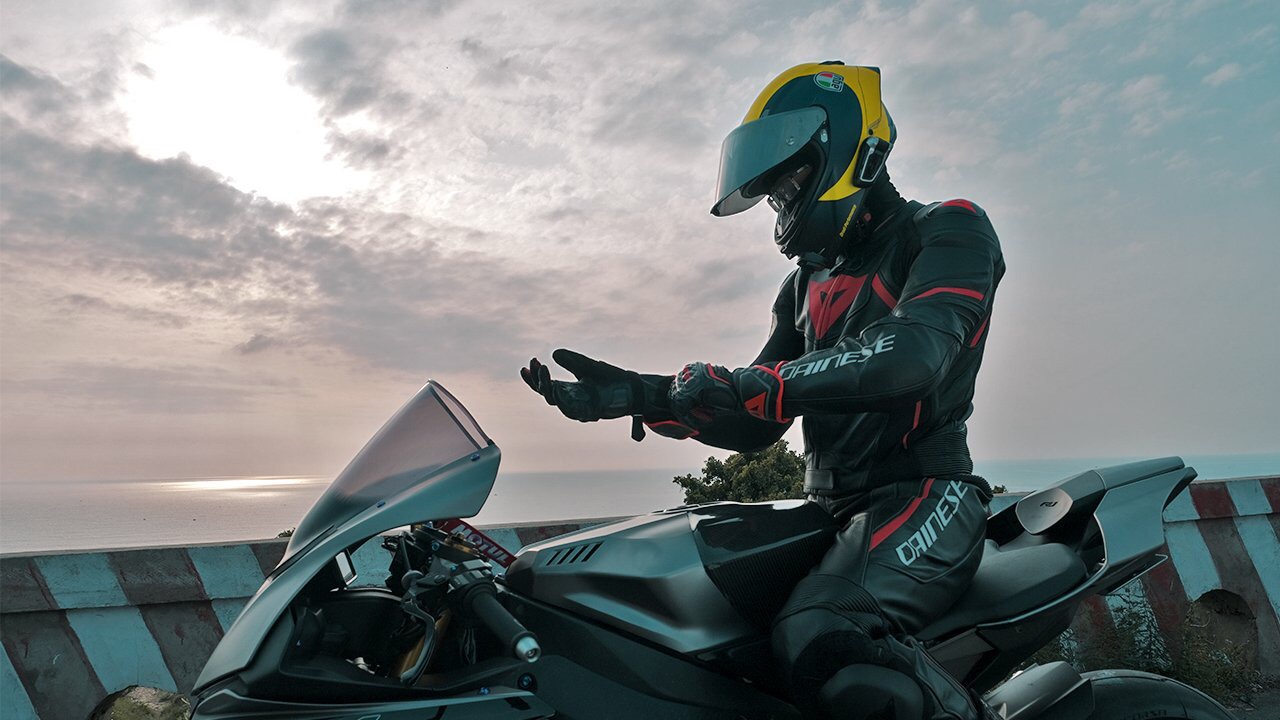 Biker tuân thủ luật