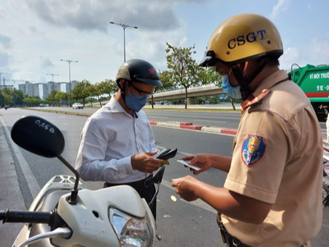 CSGT kiểm tra giấy tờ