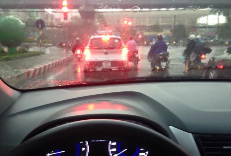 Lái xe trời mưa Lái xe trời mưa