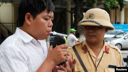 Luật Nồng Độ Cồn 2026: Tài Xế Ô Tô Cần Biết Gì Để An Toàn?